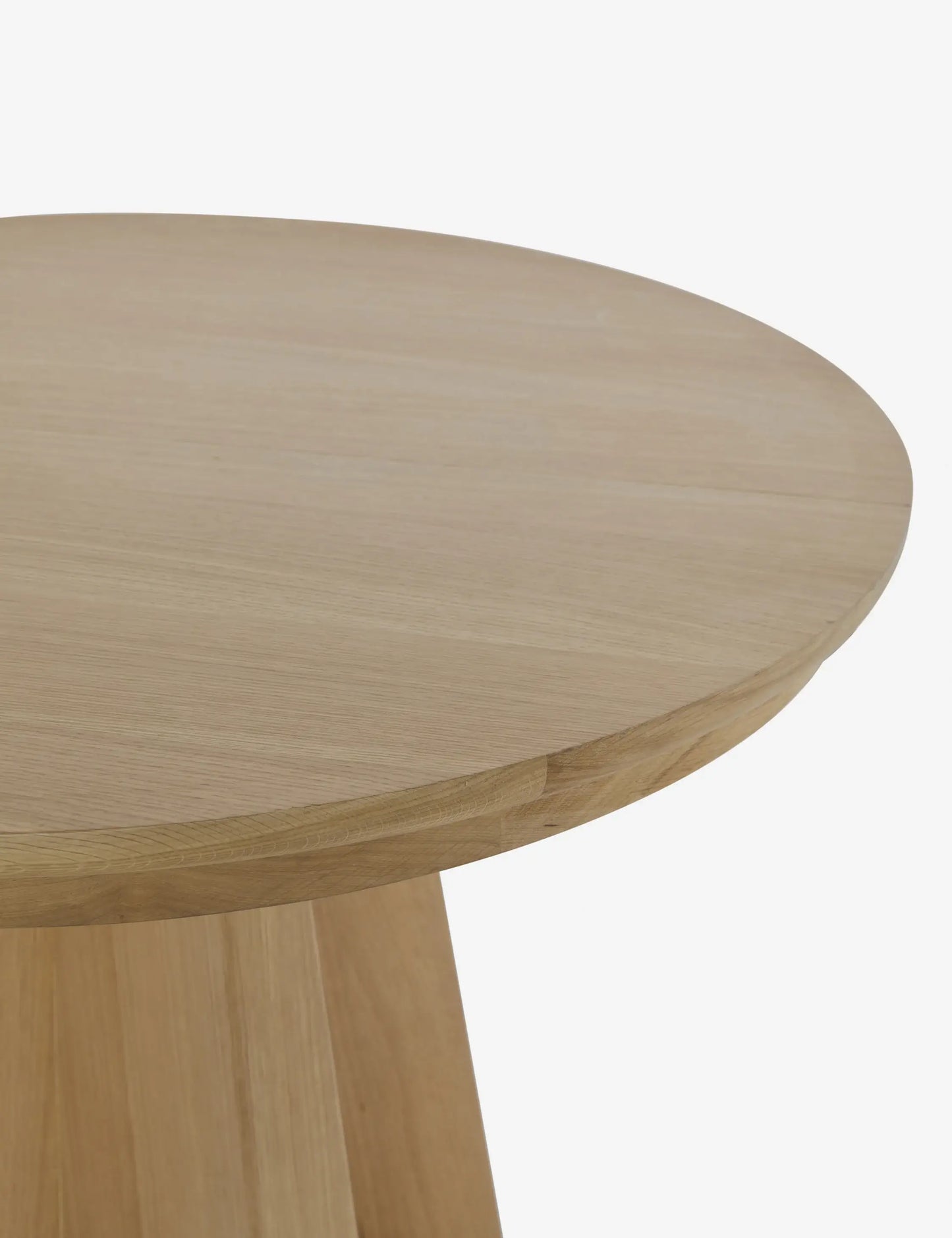 Close-up of the Ghareeb dining table's natural oak wood grain, showcasing its high-quality craftsmanship.